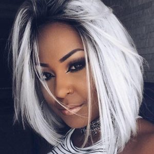 Cabelo curto com luzes platinadas