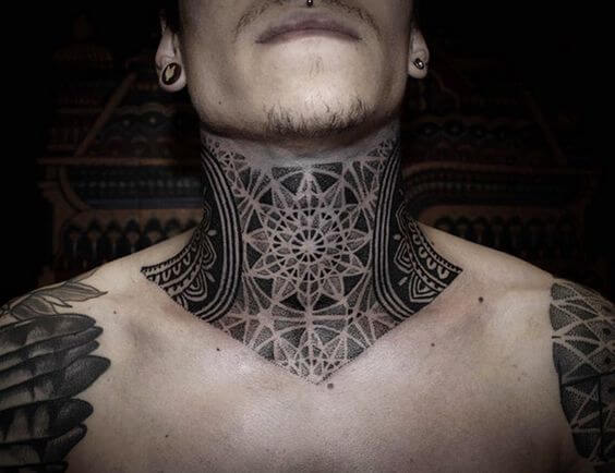 Tatuagem masculina no pescoço Tatuagem masculina no pescoço