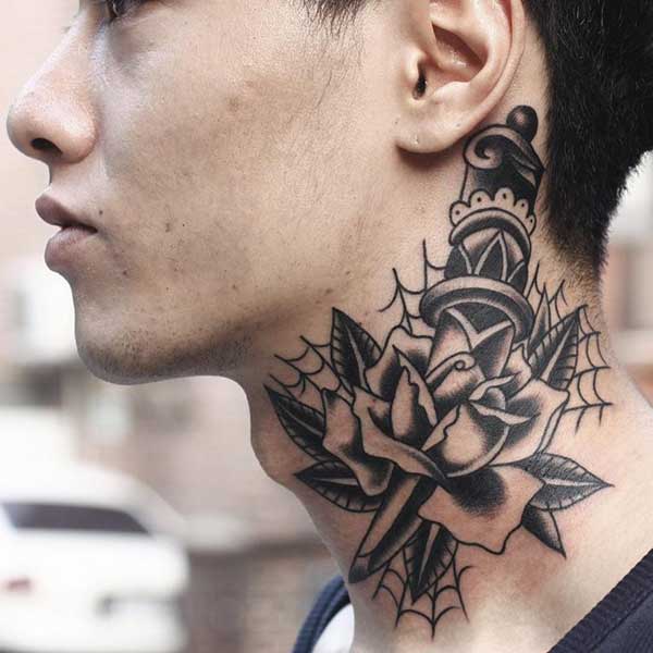 Tatuagem masculina no pescoço Tatuagem masculina no pescoço