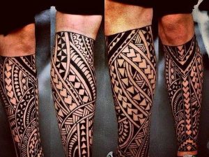 Tatuagem tribal na perna masculina