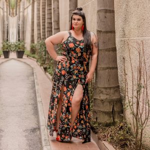 vestido longo plus size ousado floral