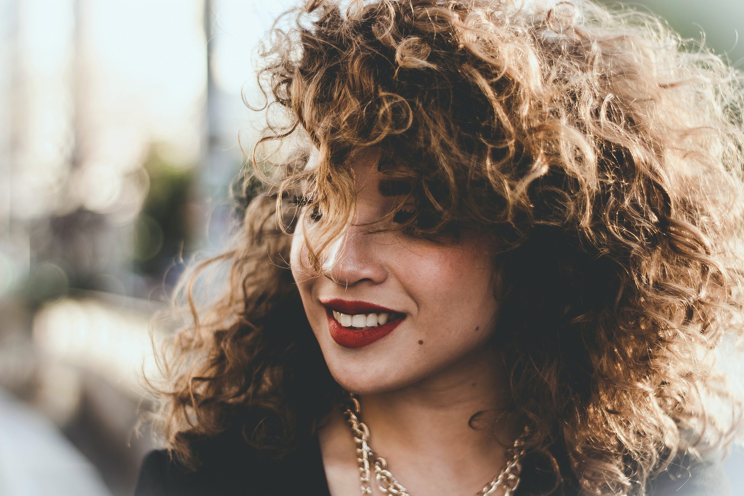 Cortes de cabelos cacheados com franja