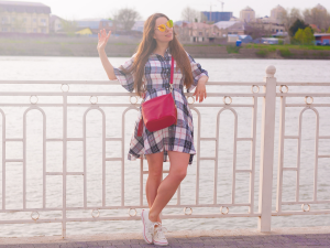 como combinar vestido tênis