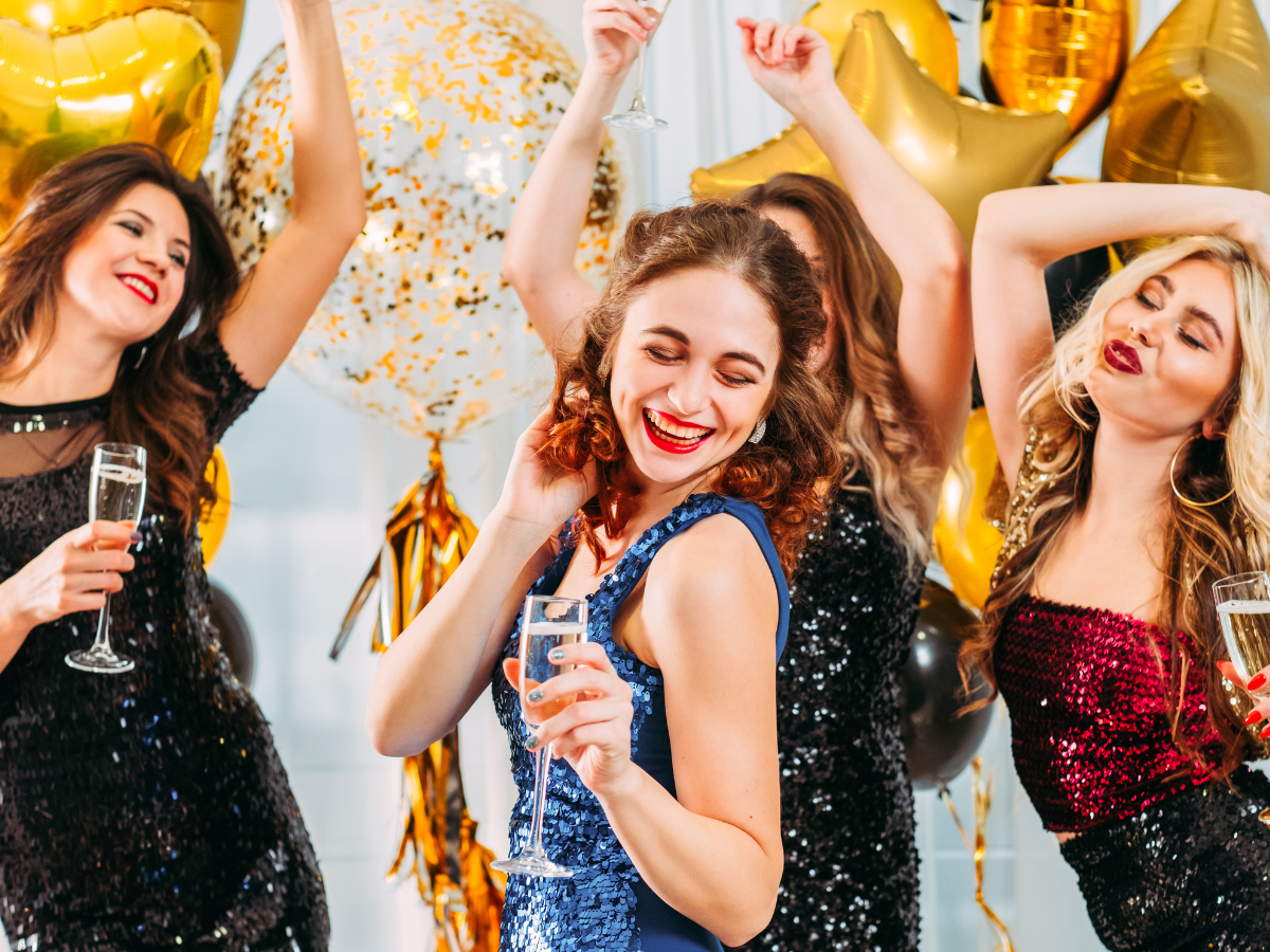 Festa de formatura looks incríveis. Foto mulheres dançãndo