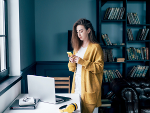 Cardigãs, peça elegante para o frio. Foto mulher usando cardigã de cor amarela.
