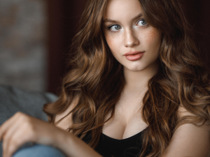 Cores de cabelo tendencias para o inverno. Foto mulher branca com cabelos com coloração morena iluminada.