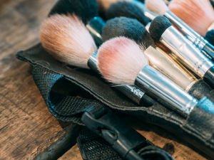 Pincéis de maquiagem formato ideal. Foto traz diversos pincéis em uma mesa.