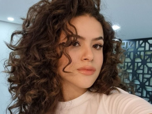 Maisa e suas unhas de Barbie