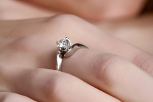 Clássico e elegante Os anéis atemporais para quem é Capricórnio