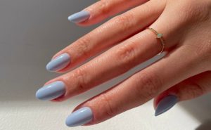 Unhas azul claro
