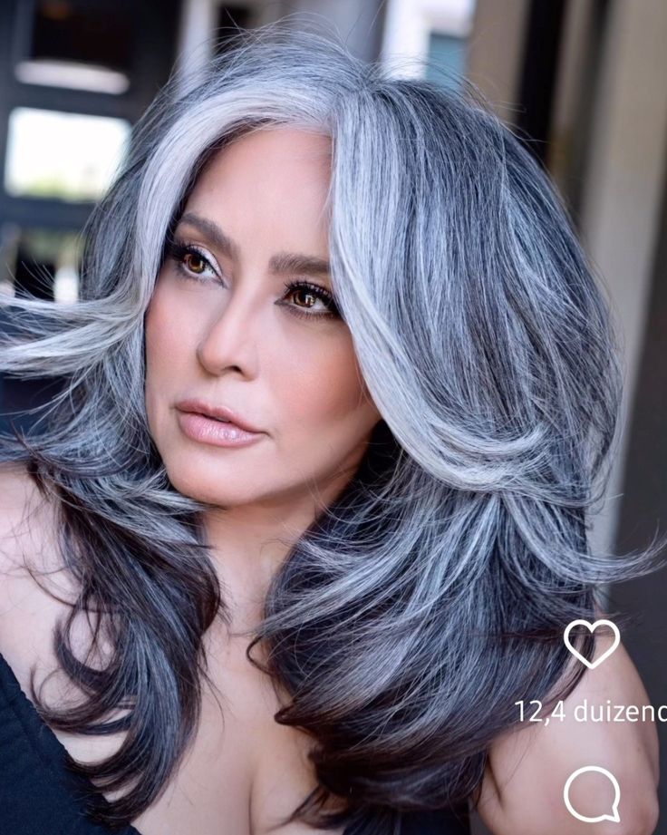 ombré de mechas invertidas em cabelo grisalho