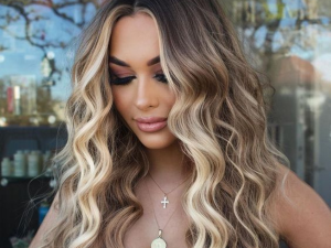 triondas no cabelo. foto mostra mulher branca com cabelo loiro ondulado.