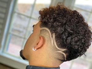 Listra degradê no cabelo.