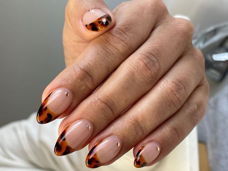 Unha francesinha Tartaruga (Pinterest)