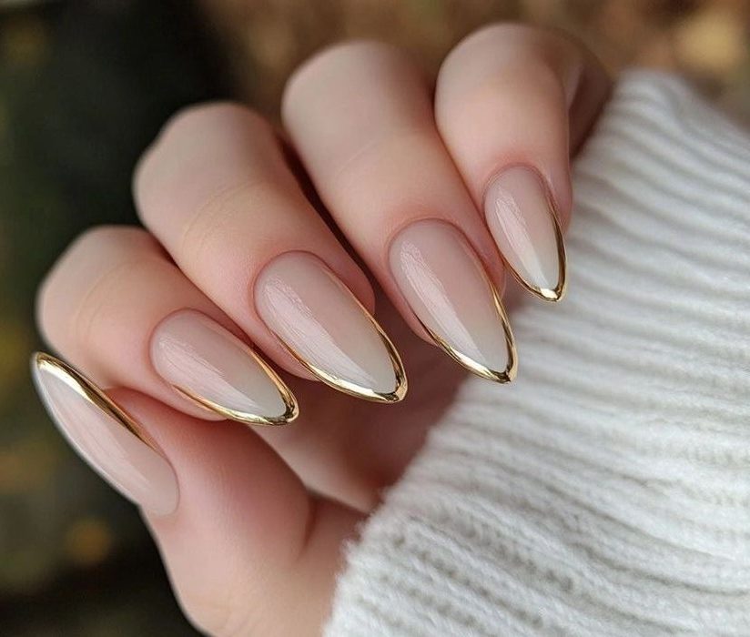 Unhas glamourosas 2025 francesinha dourada