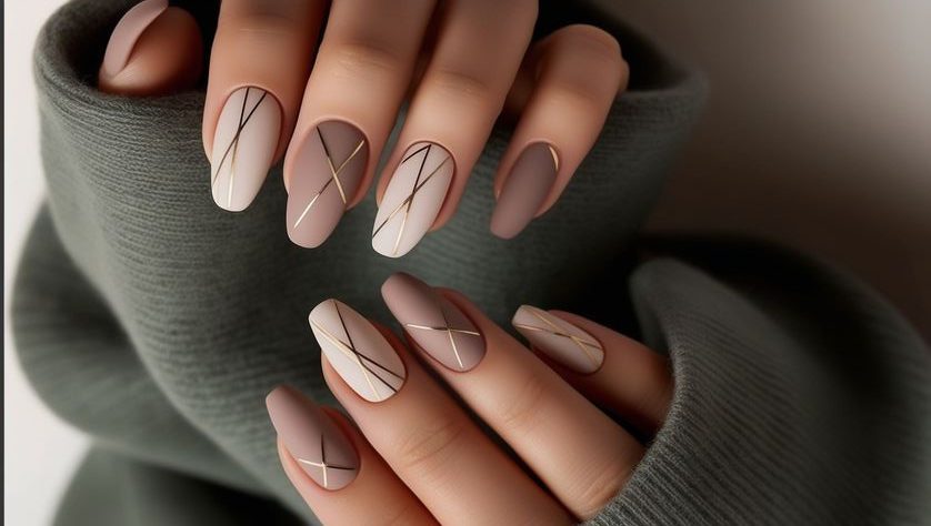 Unhas neutras com fita metalizada unhas glamourosas 2025