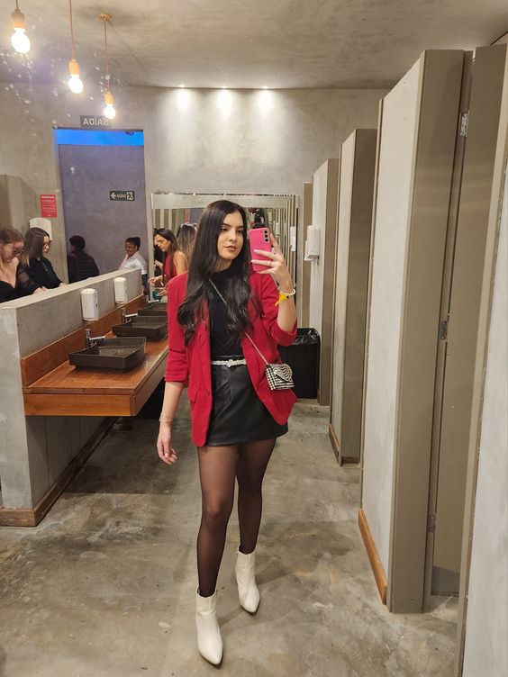 Looks para usar no Natal saia preta com bota branca e terceira peça vermelha