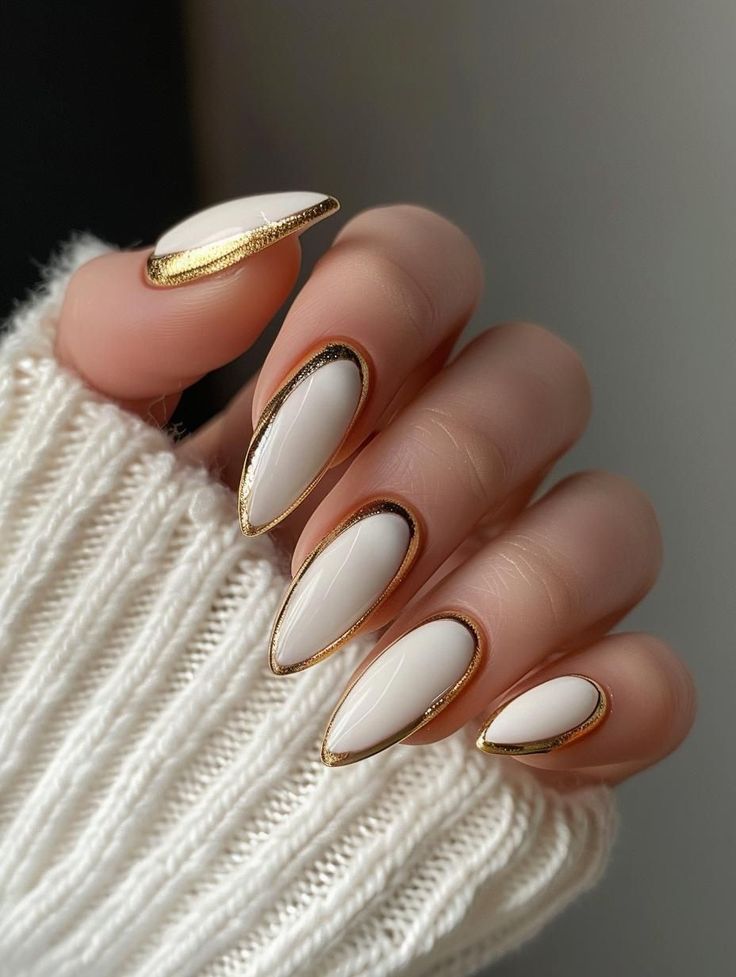 Unhas Brancas com Contorno Dourado