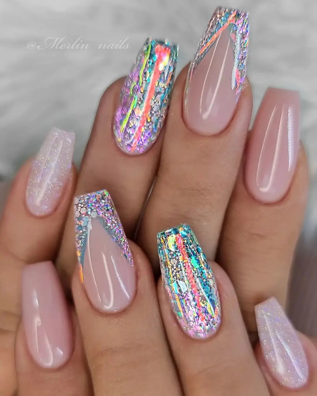 unhas com glitter, efeitos metalizados e transparência