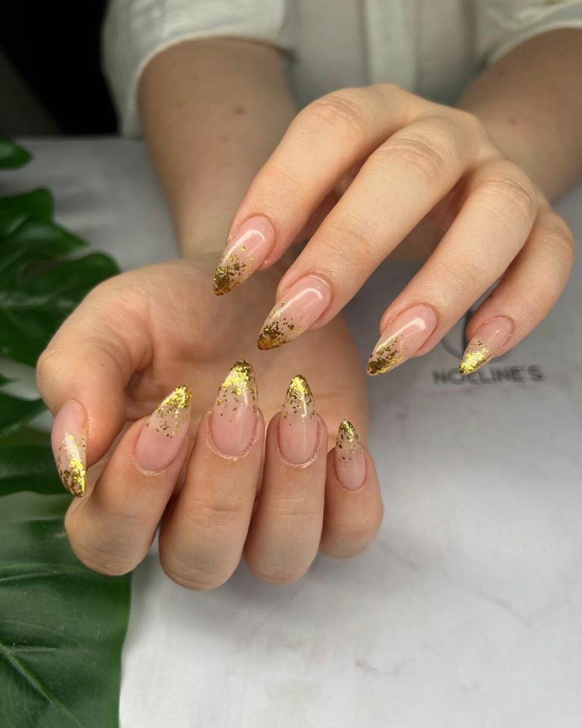 unhas com ponta dourada com glitter