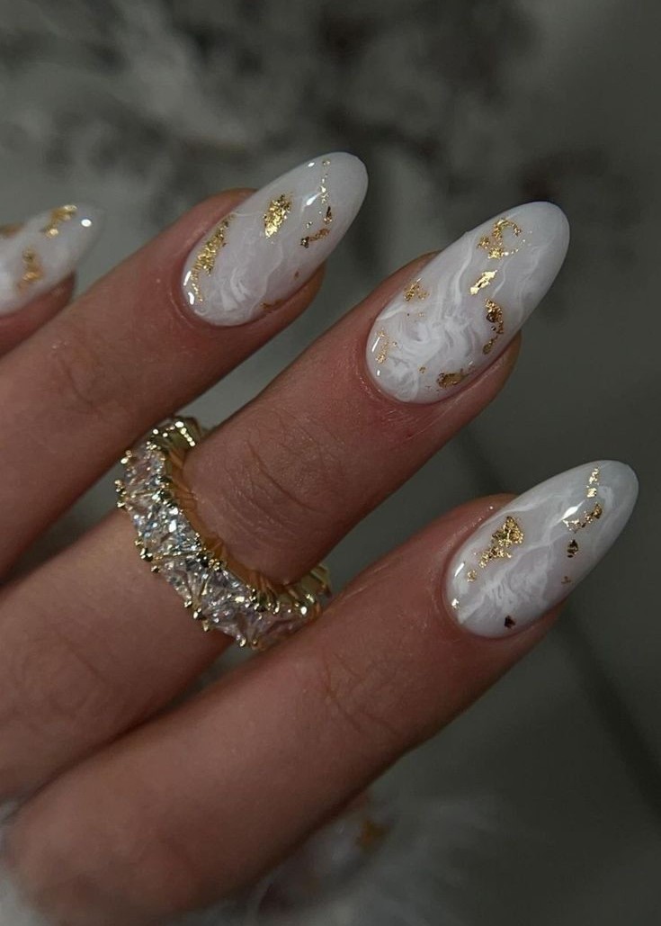 Unhas com Acabamento de 'Mármore' Dourado
