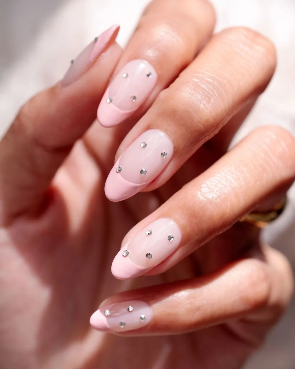 unhas francesinha rosa com pontos de brilho
