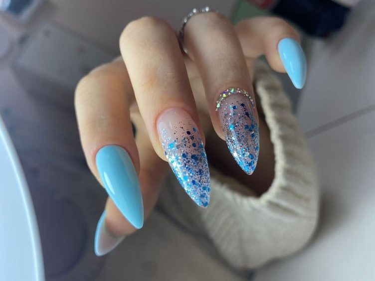 unhas com glitter para o carnaval