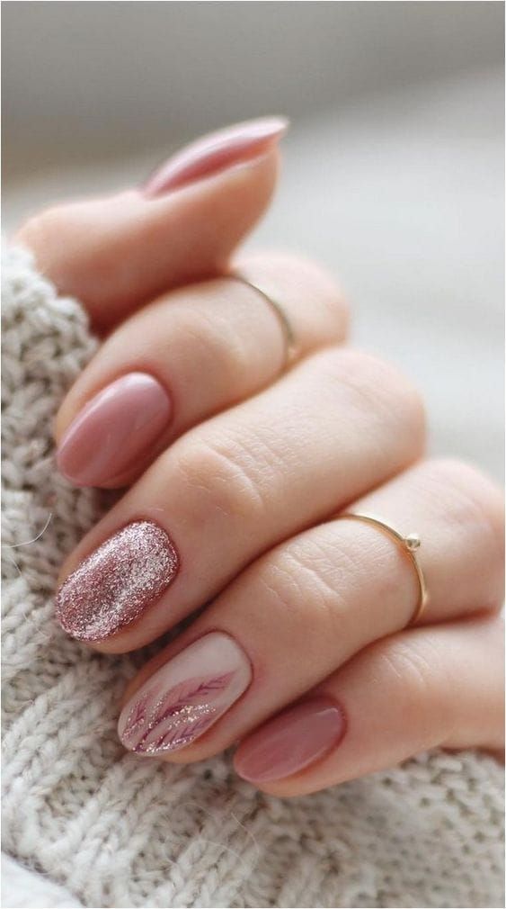 unhas redondas nude com brilho
