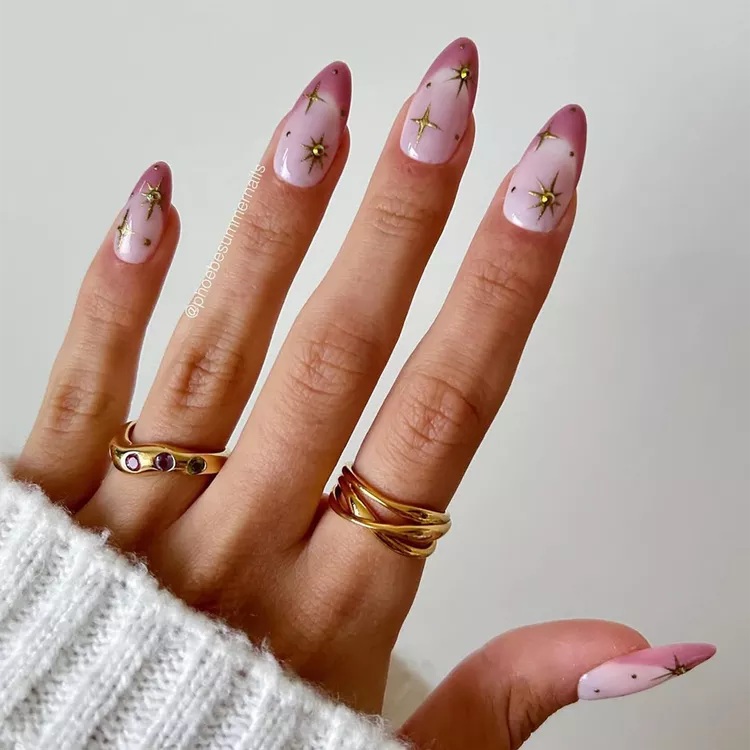 unhas francesinha rosa blush com estrelas douradas