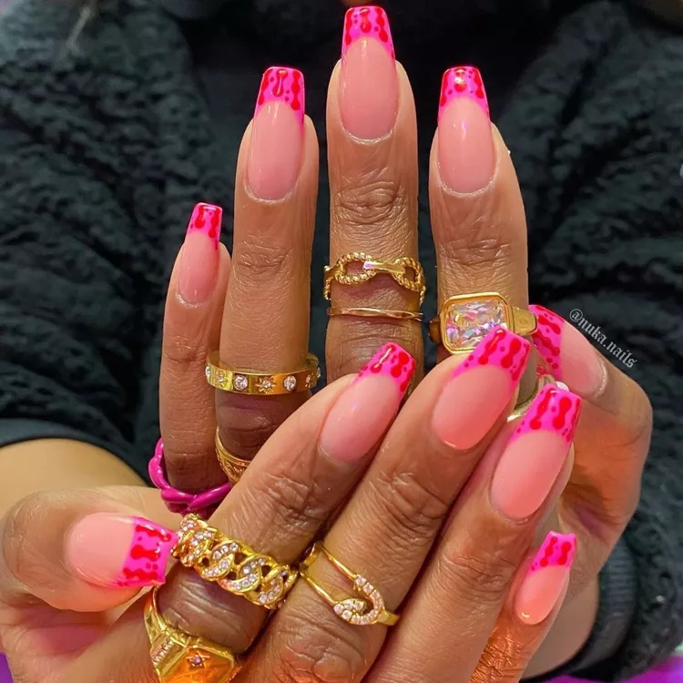 unhas francesinha rosa vibrante com efeito “lava lamp”