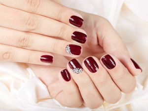 unhas curtas cores vermelho escuro
