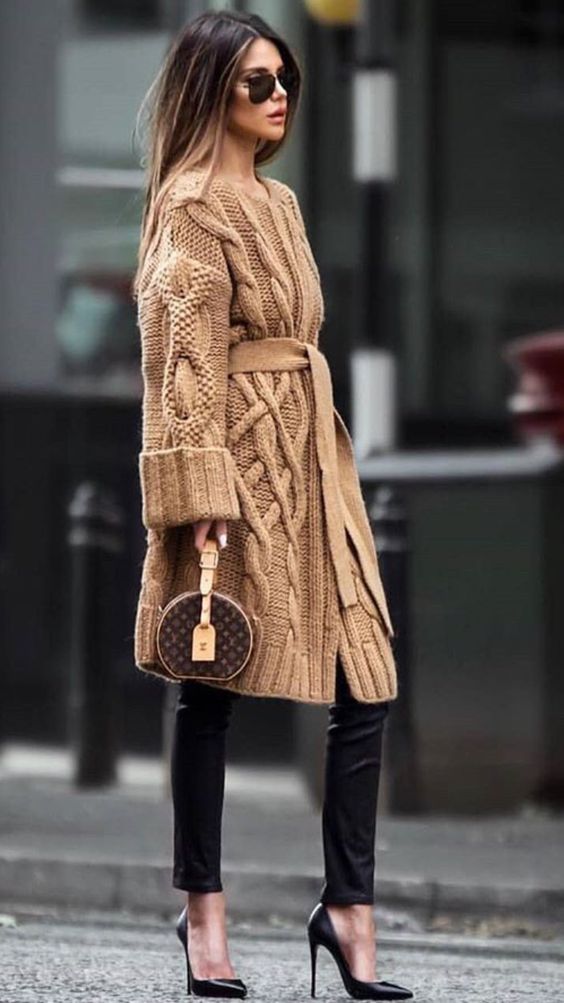 casaco longo de tricô marrom