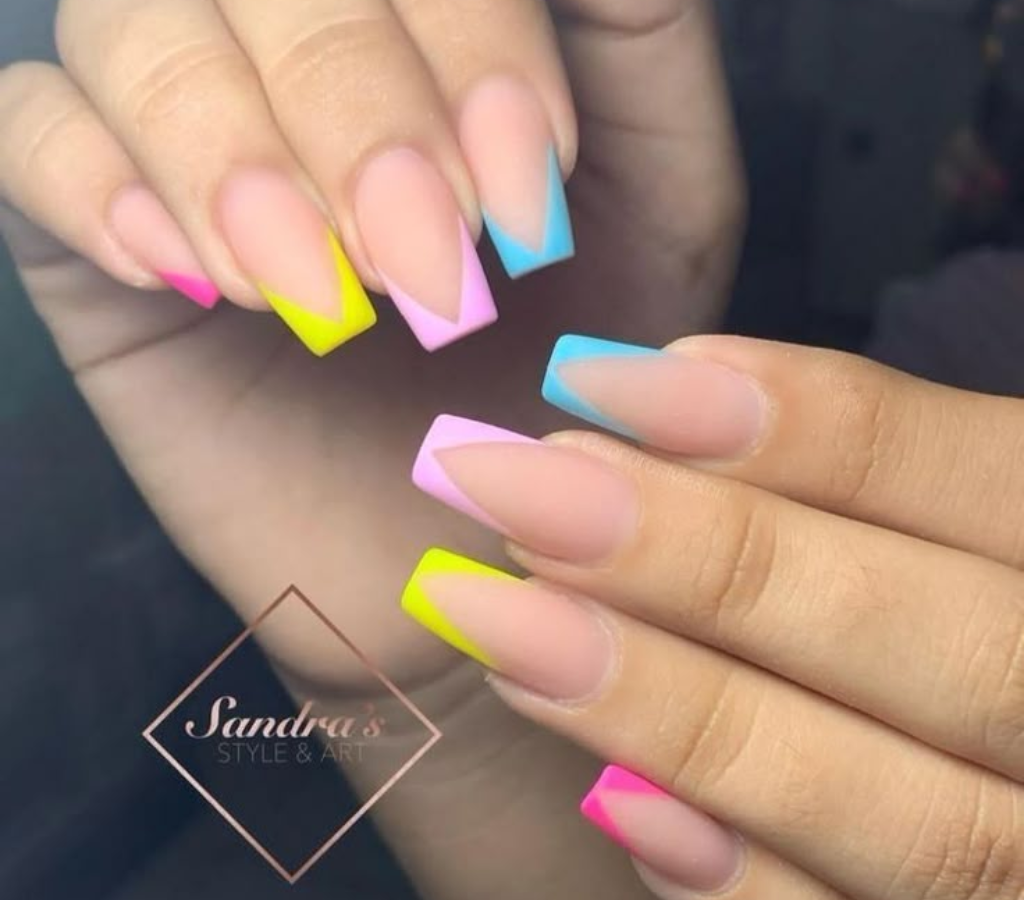 unhas gravatinhas coloridas