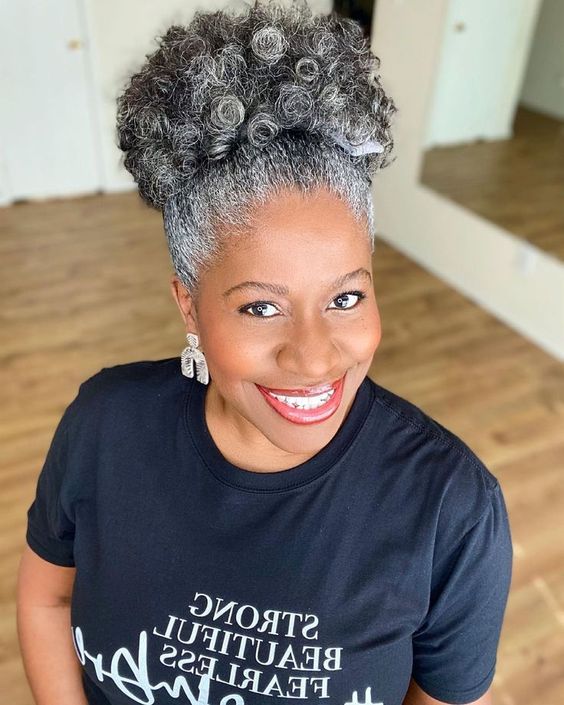 Coque alto em cabelo grisalho