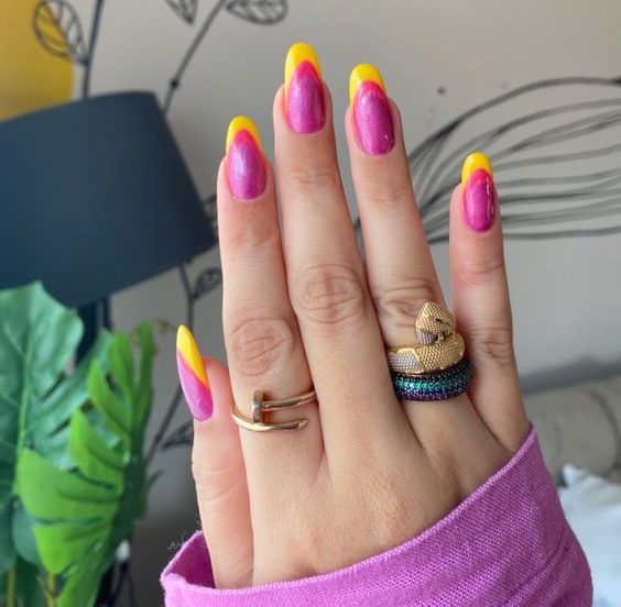 Francesinha bem marcada - marca desconhecida (Pinterest) - Duas cores nas unhas decoradas