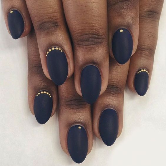 Minimalista- cor e marca desconhecidas (Pinterest) - unhas decoradas ousadas para idosas