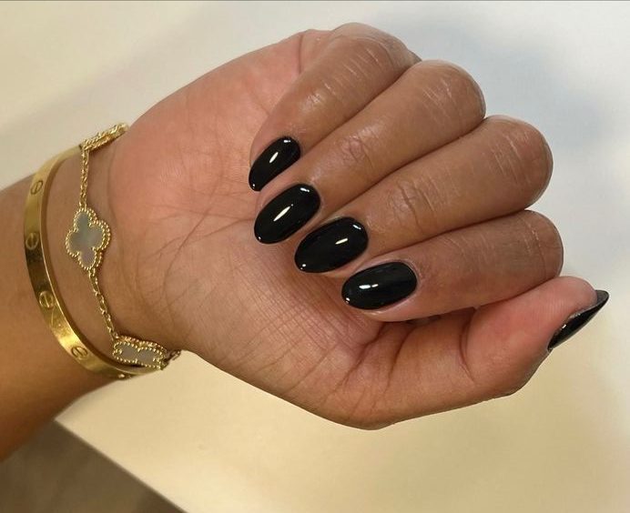 Unhas Pretas - marca desconhecida (Pinterest)