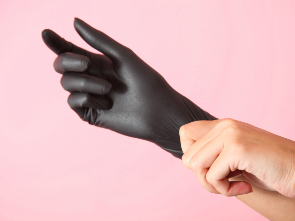 Use luvas nos serviços domésticos (Foto: Canva)