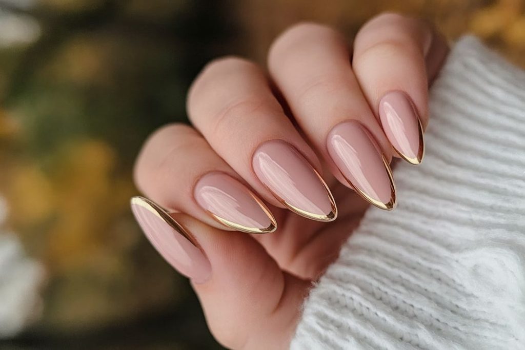 Unhas Almond francesinha dourada