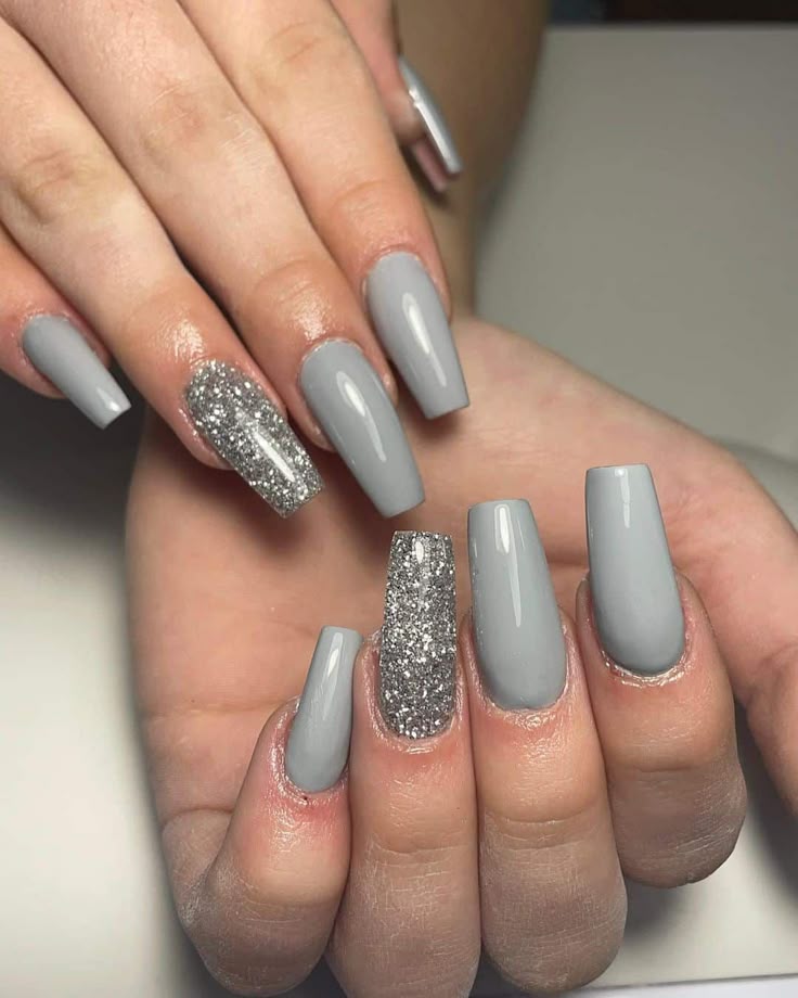 Unhas cinzas em gel com glitter para o inverno