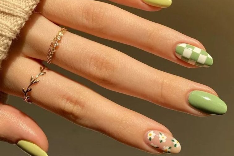 Unhas de Festa Junina xadrez e flores verdes