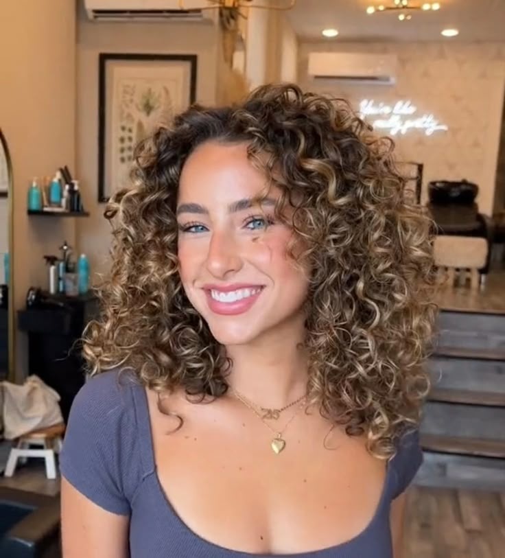 mechas toffee com cachos volumosos com luz difusa