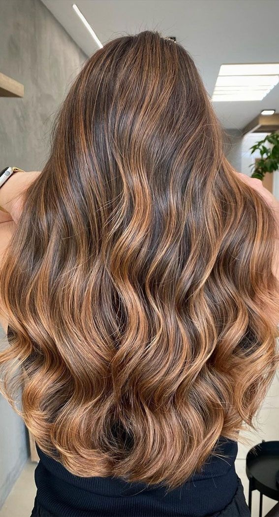 mechas toffee com efeito iluminado com foco nas pontas