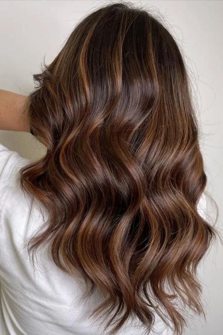 mechas toffee em ondas marcadas com acabamento uniforme