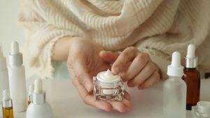 Adeus pele ressecada: 5 macetes que vão mudar seu skincare no inverno