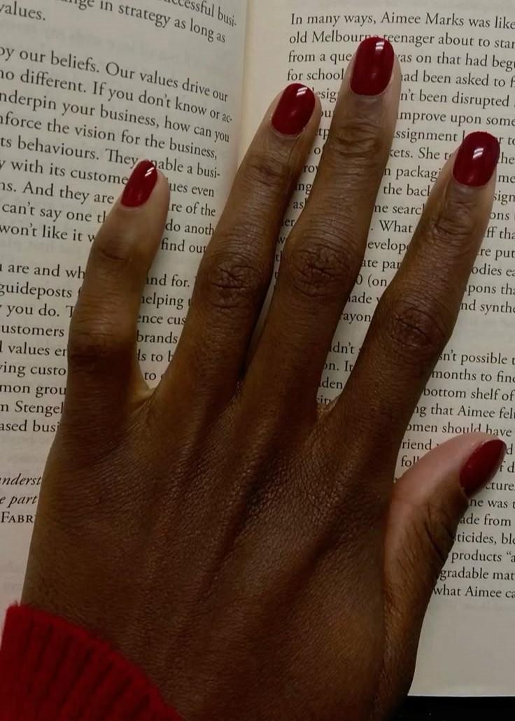 Vermelho cereja é uma das cores de esmalte indicadas para mulher 50+