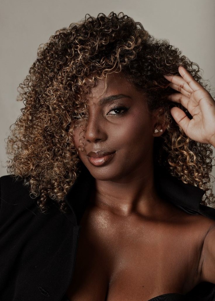 Ideias de mechas free hands para cabelos cacheados