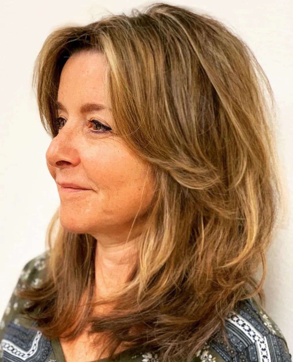 mechas caramelo em cabelo de mulher madura