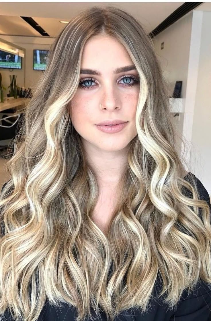 mulher com mechas flamboyage