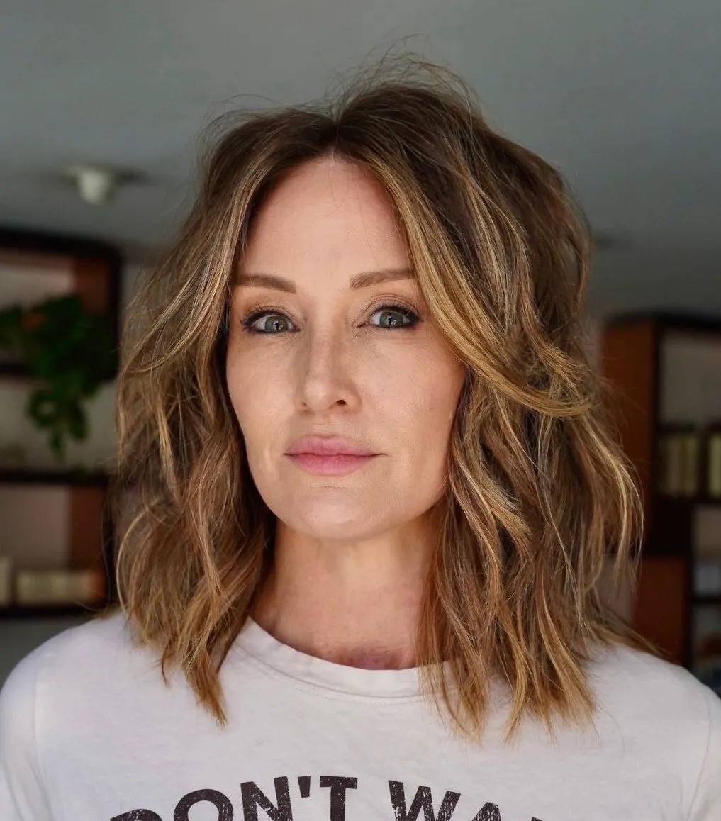 mulher com mechas naturais